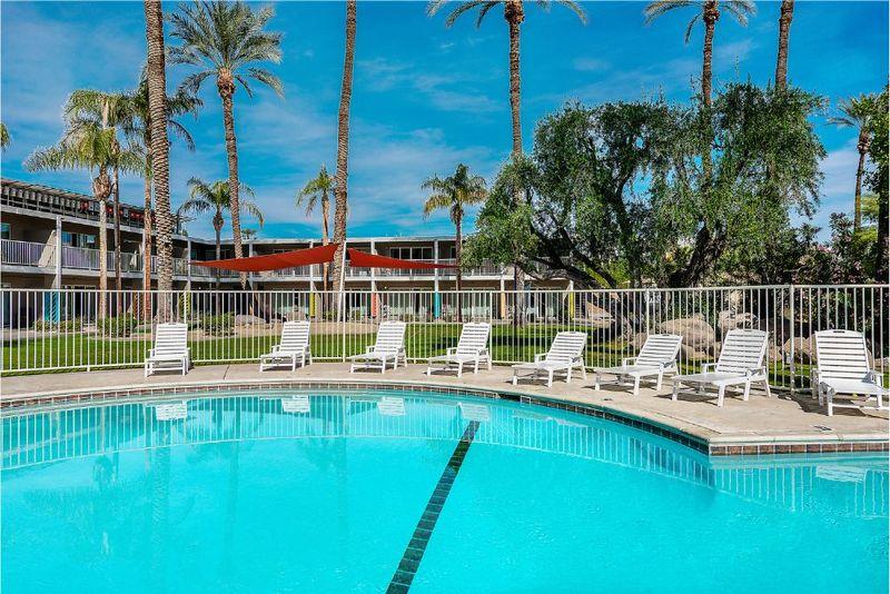 Pool & Jacuzzi
